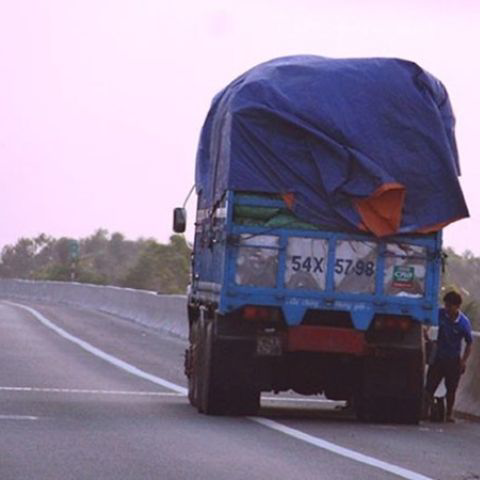 Những lưu ý khi lái xe tải đường đèo dốc để đảm bảo an toàn