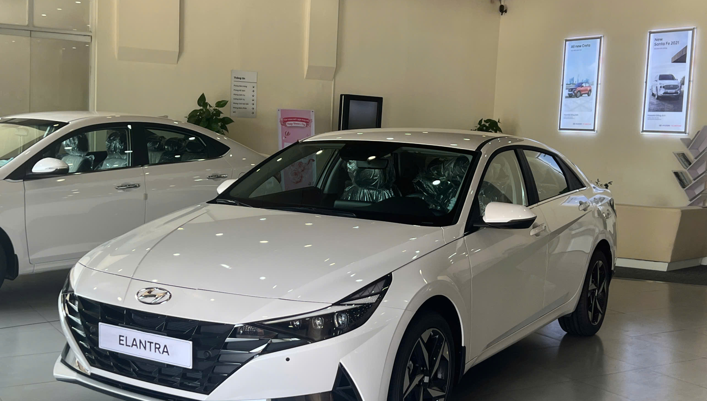 Hyundai Elantra 2.0 AT Cao Cấp