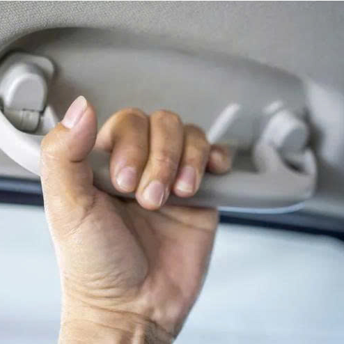 Công dụng ít người biết của tay nắm trên trần xe ô tô