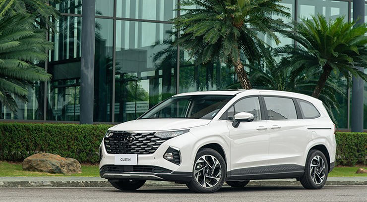 Giá xe Hyundai Custin niêm yết và lăn bánh tháng 5/2026