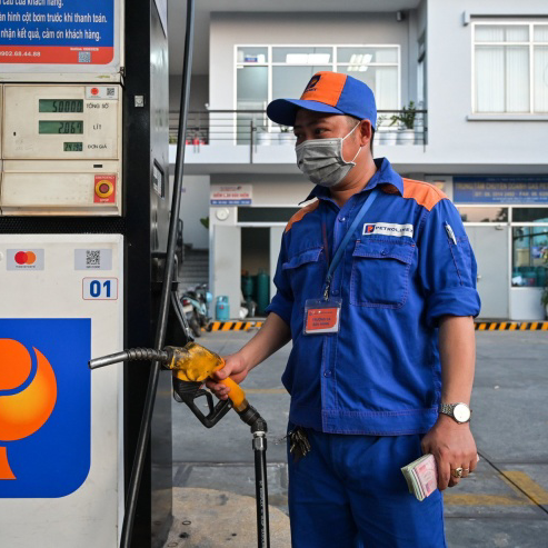 Giá xăng giảm mạnh sau 4 phiên tăng liên tiếp, RON95 hạ gần 4.000 đồng/lít