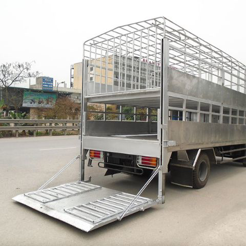 Xe tải chở lợn là gì? Giải pháp vận chuyển an toàn và tiện lợi vận chuyển gia súc