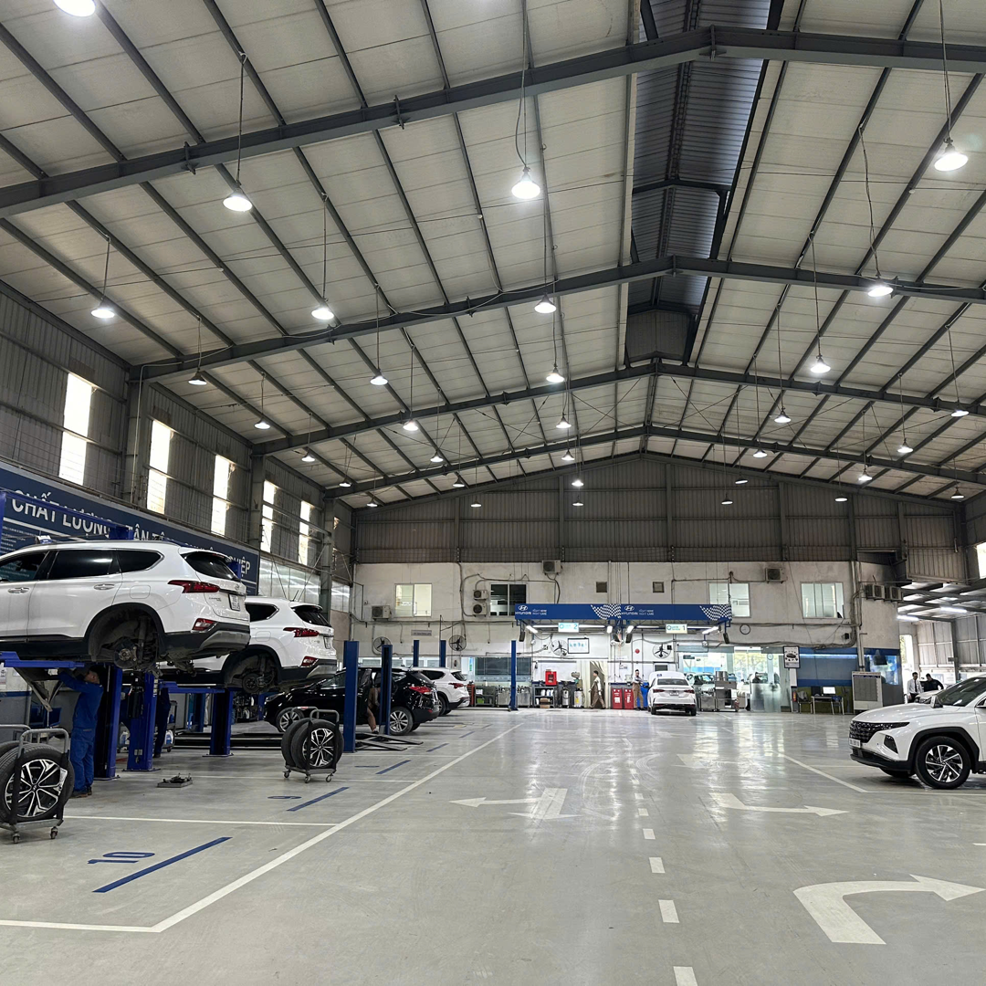 Hỏng xe, thủng lốp giữa đêm vắng: 4 “bí kíp” an toàn tài xế cần nhớ