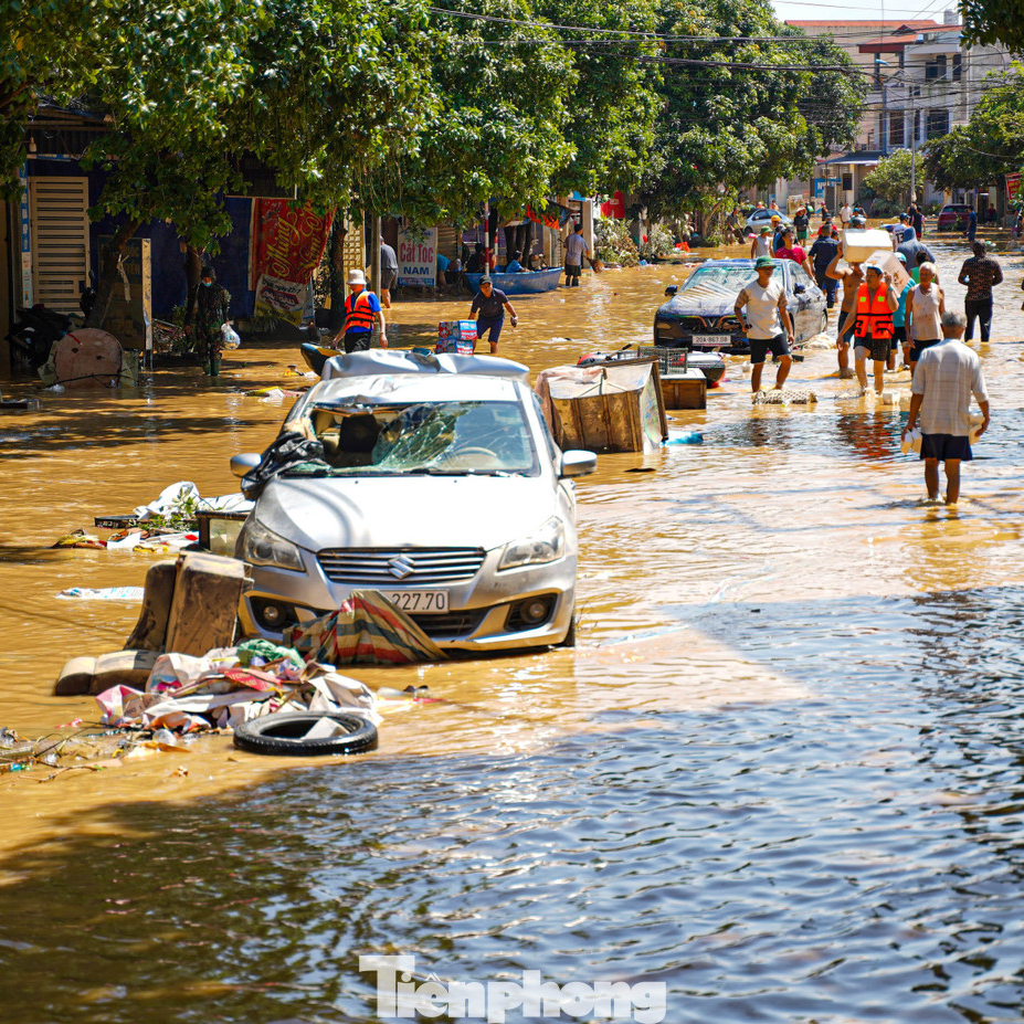 Hàng nghìn xe ngập nước, gara ở Thái Nguyên làm xuyên đêm vẫn quá tải
