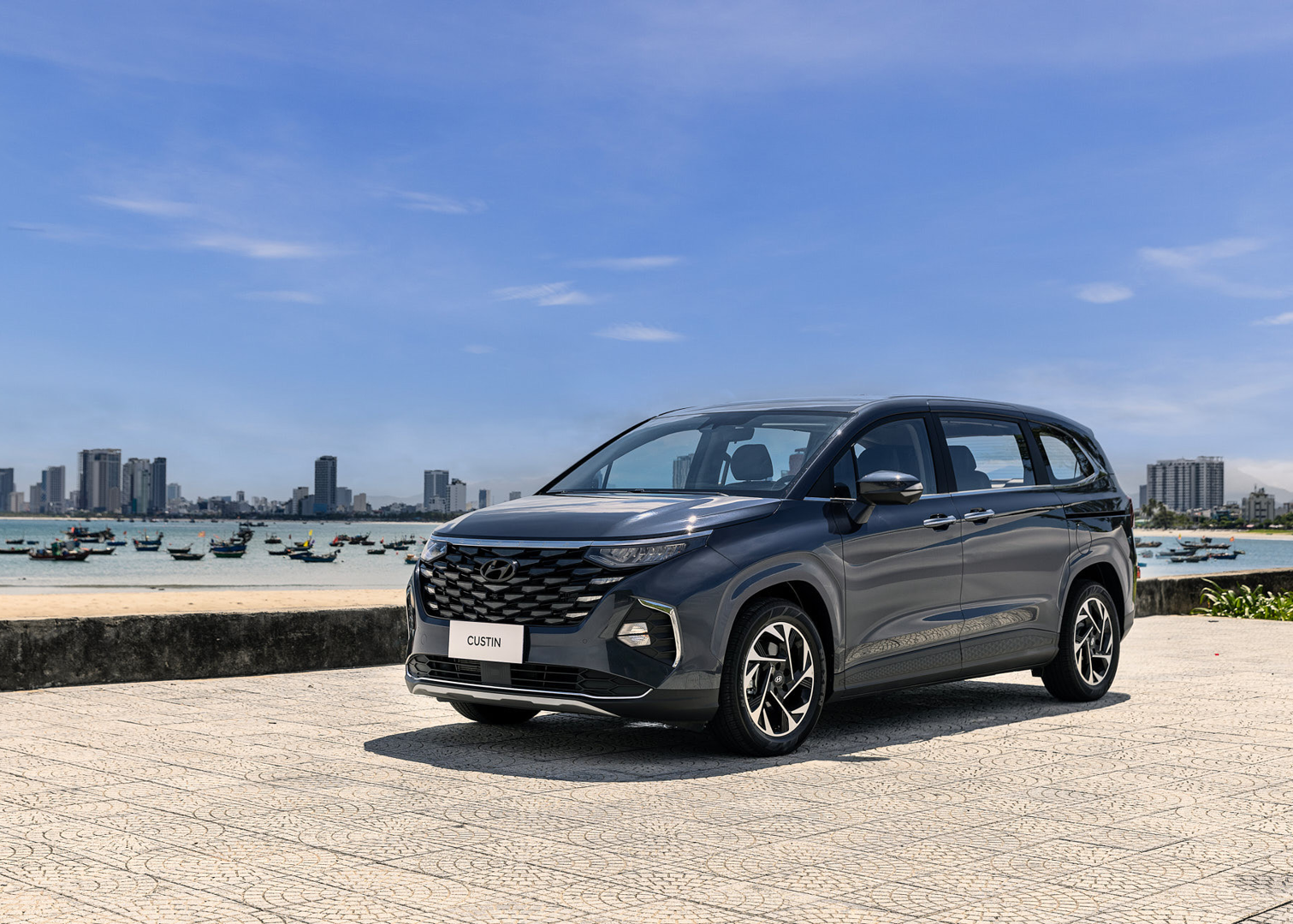 Gia đình 6 người có nên mua Hyundai Custin không?