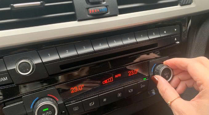 Có nên tắt điều hòa trước khi tắt máy ô tô không?