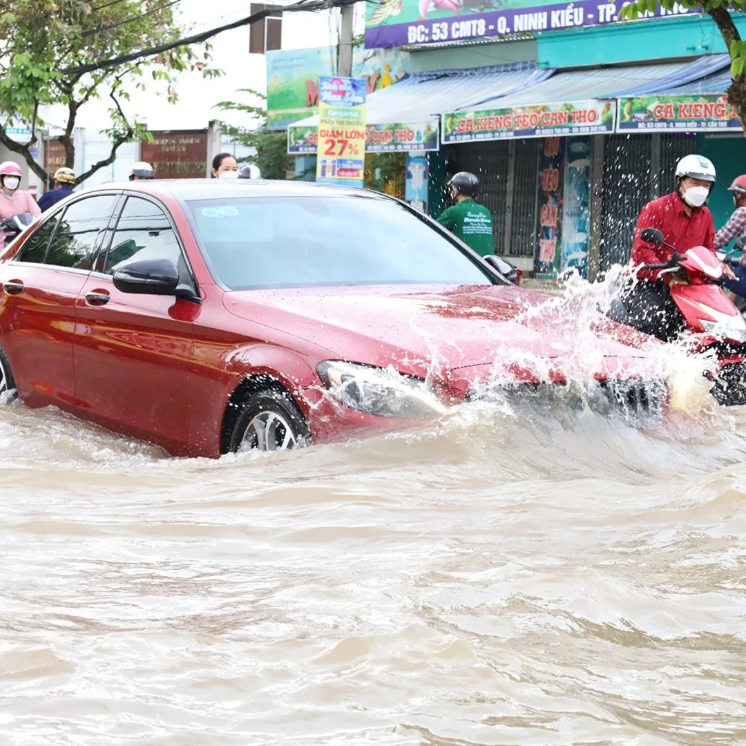 Lưu ý an toàn khi lái xe ô tô qua vùng ngập nước