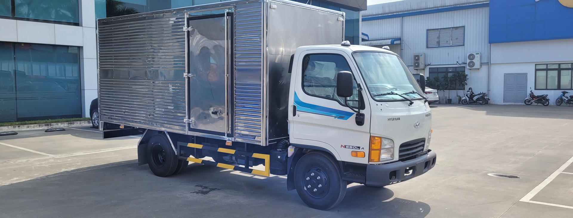 Hyundai Mighty N550LA Thùng Kín Euro 5 - Tải 2,5 tấn Thùng 4,5m cao 1,9m